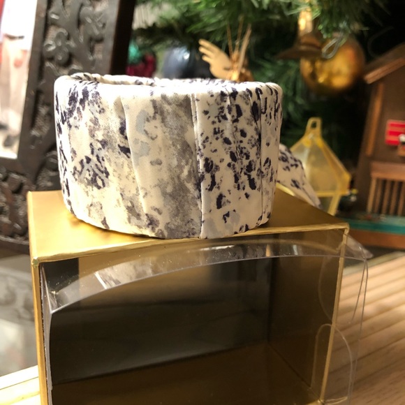 Adorable animal print cuff bracelet…soft and shiny✨✨✨ - Picture 3 of 11